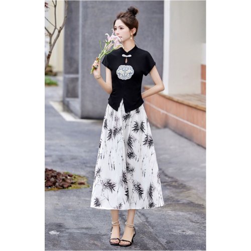 setelan dua potong gaya cheongsam atasan dengan kerah mandarin berlengan pendek dan rok motif cetak